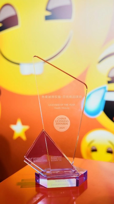 Medialink and emoji®-The Iconic Brand celebrate China Licensing Awards win.